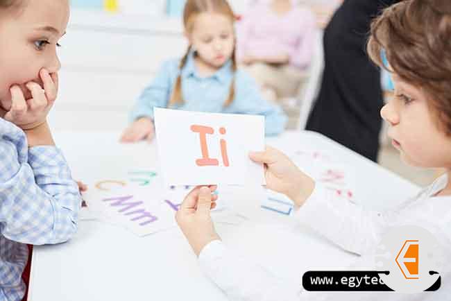 اهمية تعلم الاطفال للغة الانجليزية من خلال الإنترنت وتطبيقات الهاتف